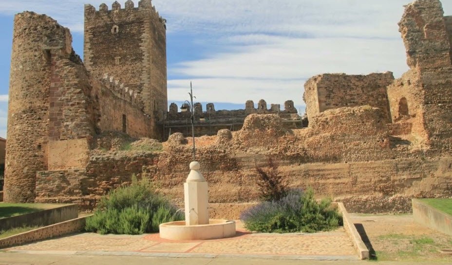 Castillo de Laguna de Negrillos, Spain